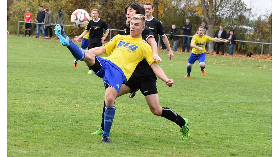 Langerringens Bastian Renner (gelb) zählt zu den gefährlichsten Offensivspielern der Liga, während Kleinaitingens Christoph Reiter Teil einer der besten Abwehrreihen der Kreisklasse ist.	Foto: Christian Kruppe