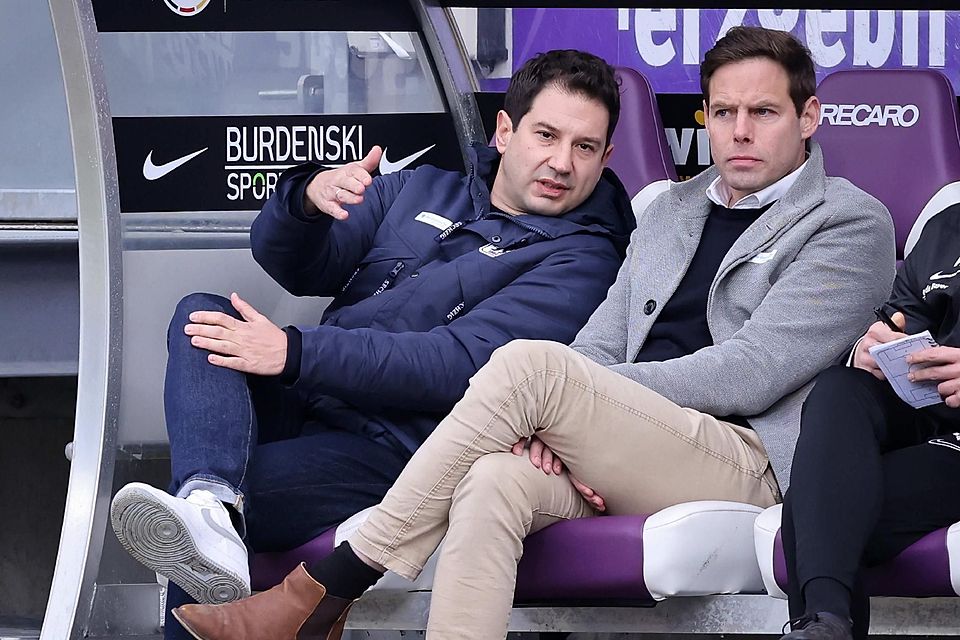 Rückt er von seinem Trainer ab? Sportchef Christian Werner (r.) wirkt nachdenklich.