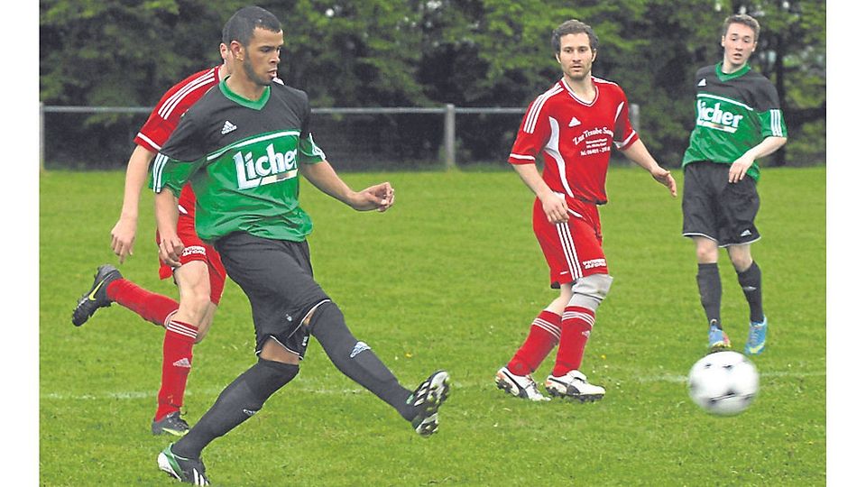 Dennis Peldzius kommt für Kesselbach zum Abschluss. 	Fotos (2): Niebergall Foto: