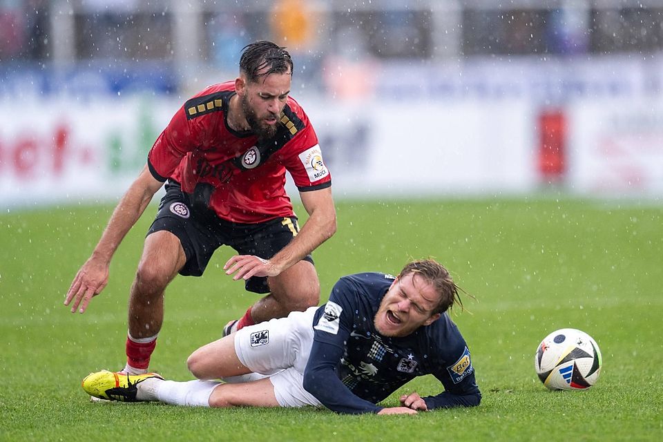 1860-Spieler Thore Jacobsen liegt mit schmerzverzerrtem Gesicht auf dem Boden.