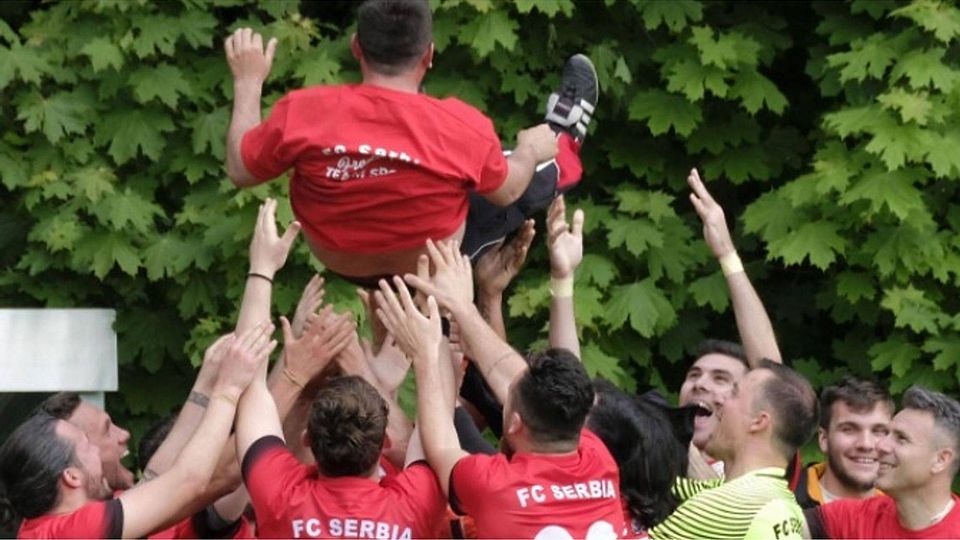 "Campione! Campione!" Der FC Serbia flüchtet aus der A-Klasse, abheben wollen sie aber in der Kreisklasse nicht. F: Günter Distler