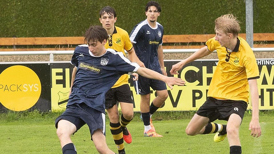 Den Schlusspunkt zum 3:1 für den TSV Perchting-Hadorf gegen den TSV Herrsching (l. Yannic Velte) setzte Felix Fischer (r.).