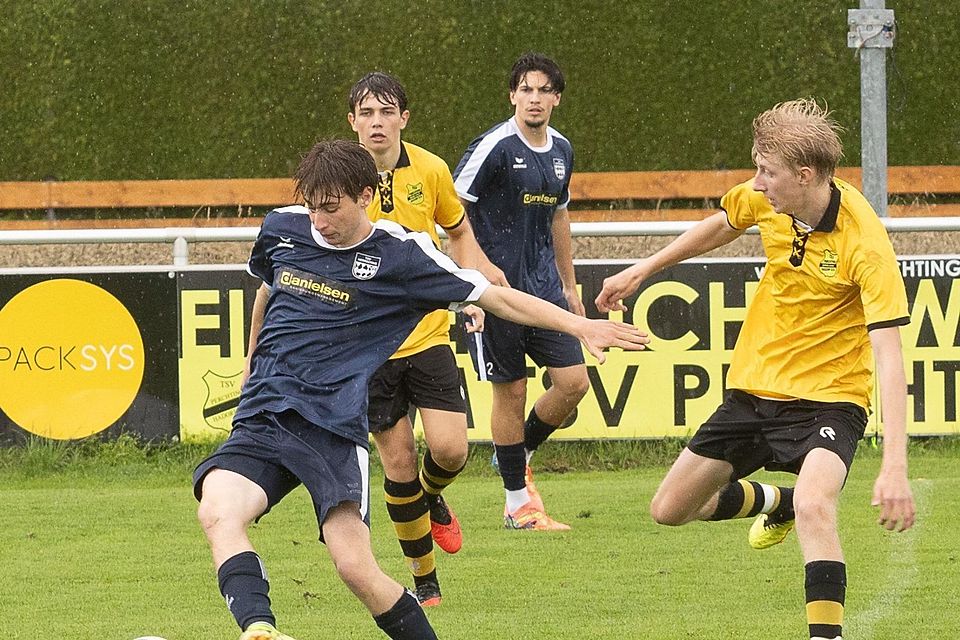 Den Schlusspunkt zum 3:1 für den TSV Perchting-Hadorf gegen den TSV Herrsching (l. Yannic Velte) setzte Felix Fischer (r.).