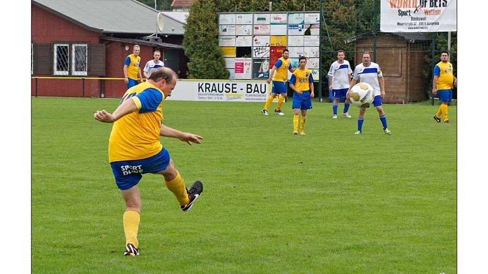 Auch in der 3. Kreisklasse geht\\\'s ab im Fußball: Hier eine Szene aus der Partie Lüstringen IV gegen Atter II. Foto: Bernd Seyme