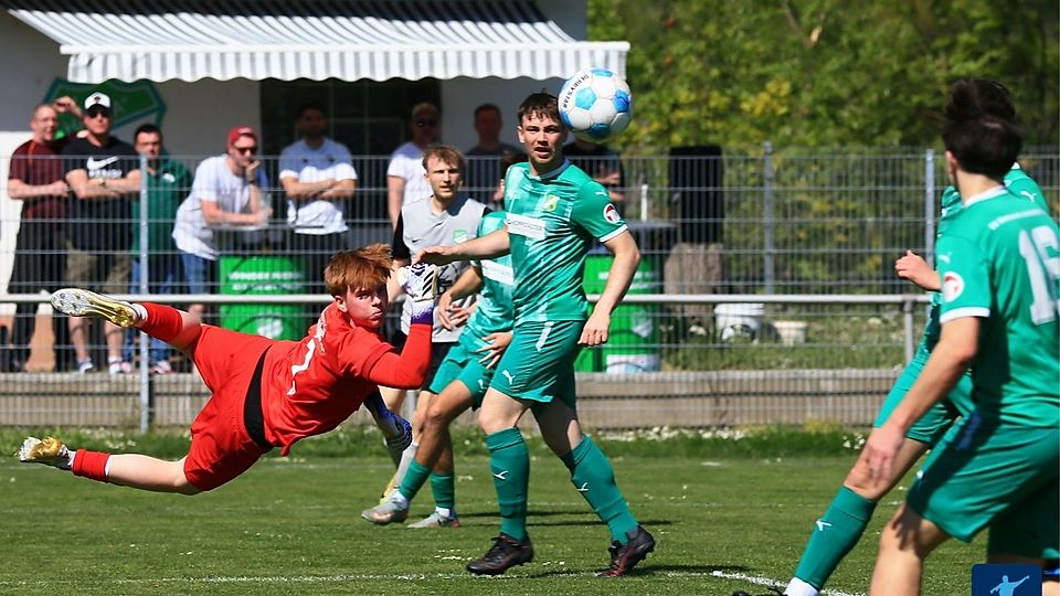 Alemannia-Torhüter Noah Justin Dittrich (in Rot) und die Waldalgesheimer Defensive (in Grün) haben sich abermals sattelfest gezeigt.