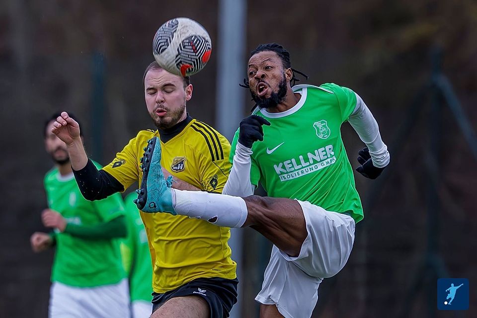 Der TSV Neustadt/Donau (gelbe Trikots) fordert im Spitzenspiel der Kreisliga Donau-Laaber Adlkofen heraus.