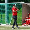 Trainer Christian Vaubel schaut sich das Spiel seiner Bundesliga-Mädels an.	Foto: Chuc