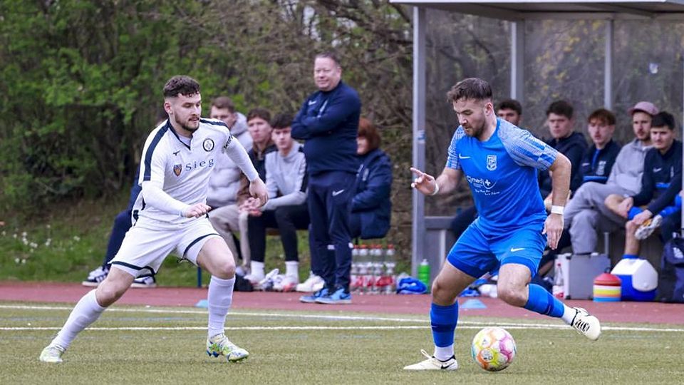 Joscha Raffael Marzi (links) von Basara Mainz sucht den Zweikampf mit Bretzenheims Bertin Gelenbevi. 	Foto: Stefan Sämmer/hbz
