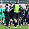 Wen Schweinfurt-Coach Victor Kleinhenz (vorne) gegen Schwaben Augsburg letztlich aufs Feld schicken kann, wird sich wohl erst kurzfristig entscheiden.