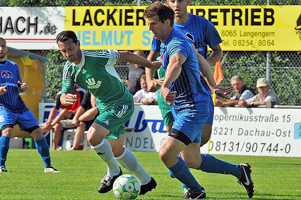 Christian Adrianowytsch (in blau) muss um seine Karriere fürchten, nachdem er sich im Training einen Haarriss im rechten Knie zugezogen hat.  Archivbild: Walter Brugger