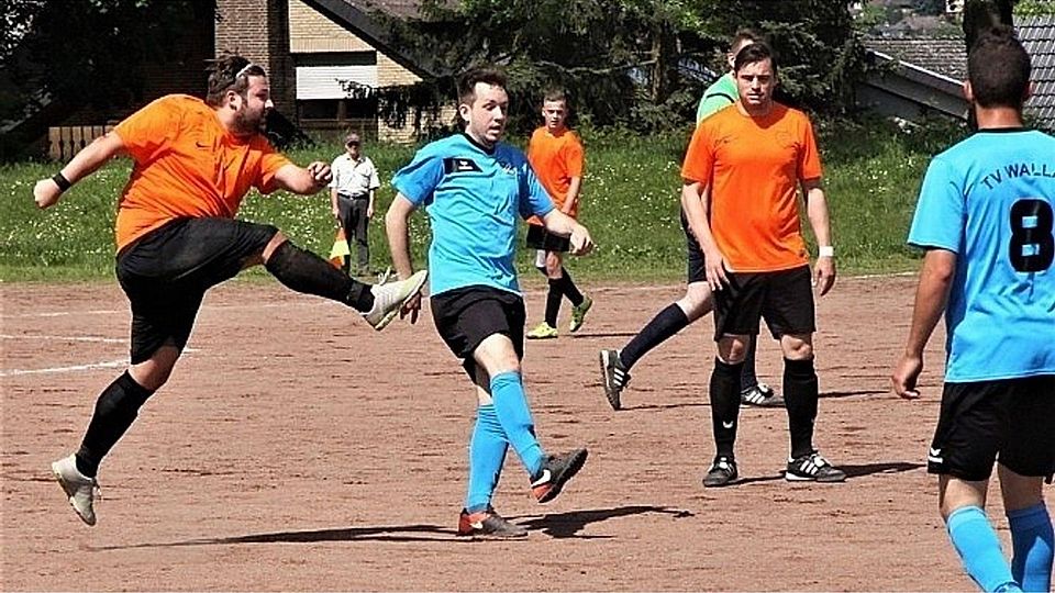 Mit seinen zwei Freistoßtoren war Dominik Gremme (li.) der gefeierte im Nachholspiel des BSC Schwalbach beim TuS Niederjosbach. F: Menning