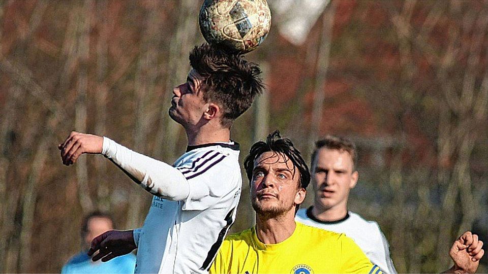 Eckernfördes Jan-Oliver Rebizant (li.) wird beim Kopfball von Osterbys Jan Oberjat beobachtet. Den Osterbyern gelang mit 1:0 der Derby-Auswärtssieg. Foto: dve