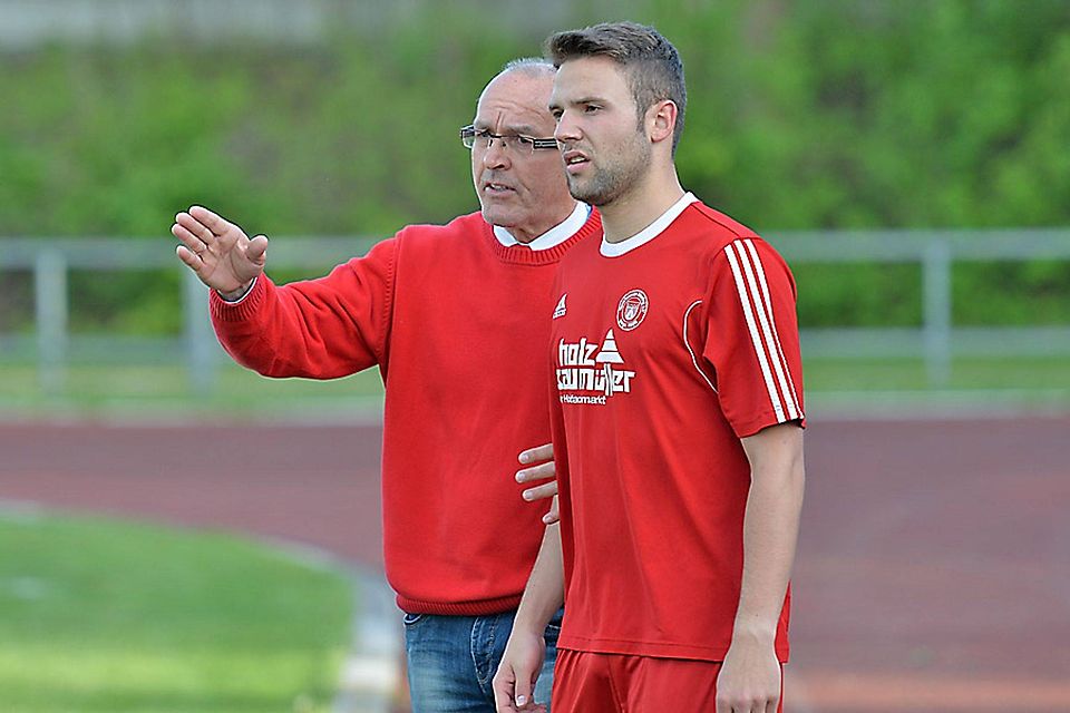 Er weist sein Team in Richtung Bayernliga ein: Merings Trainer Günter Bayer, hier mit Peter Schmitt.  Foto: Rudi Fischer