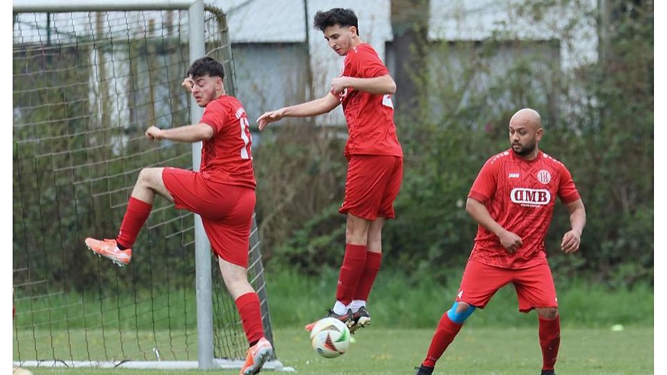 Türkiyemspor Breuberg, hier mit Buenyamin Duran, Osman Karakas und Ahmad Mohammad Krishan in der Mauer, bleibt mit gerade einmal drei Punkten in der A-Liga. 	Foto: Herbert Krämer