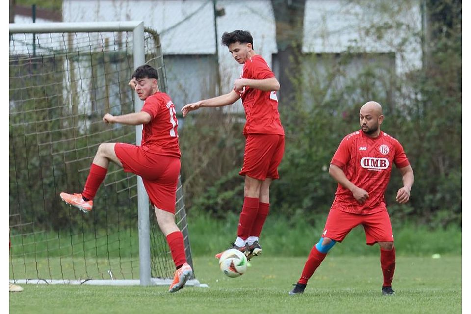 Türkiyemspor Breuberg, hier mit Buenyamin Duran, Osman Karakas und Ahmad Mohammad Krishan in der Mauer, bleibt mit gerade einmal drei Punkten in der A-Liga. Foto: Herbert Krämer Türkiyemspor Breuberg, hier mit Buenyamin Duran, Osman Karakas und Ahmad Mohammad Krishan in der Mauer, bleibt mit gerade einmal drei Punkten in der A-Liga. Foto: Herbert Krämer