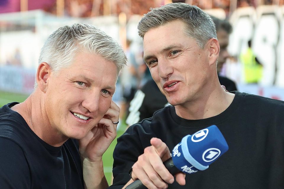 Berufsbedingtes Familientreffen: Osnabrücks Trainer Tobias Schweinsteiger (r.) steht vor Spielbeginn neben seinem Bruder Bastian Schweinsteiger, der für den übertragenden Fernsehsender ARD als TV-Experte arbeitet.