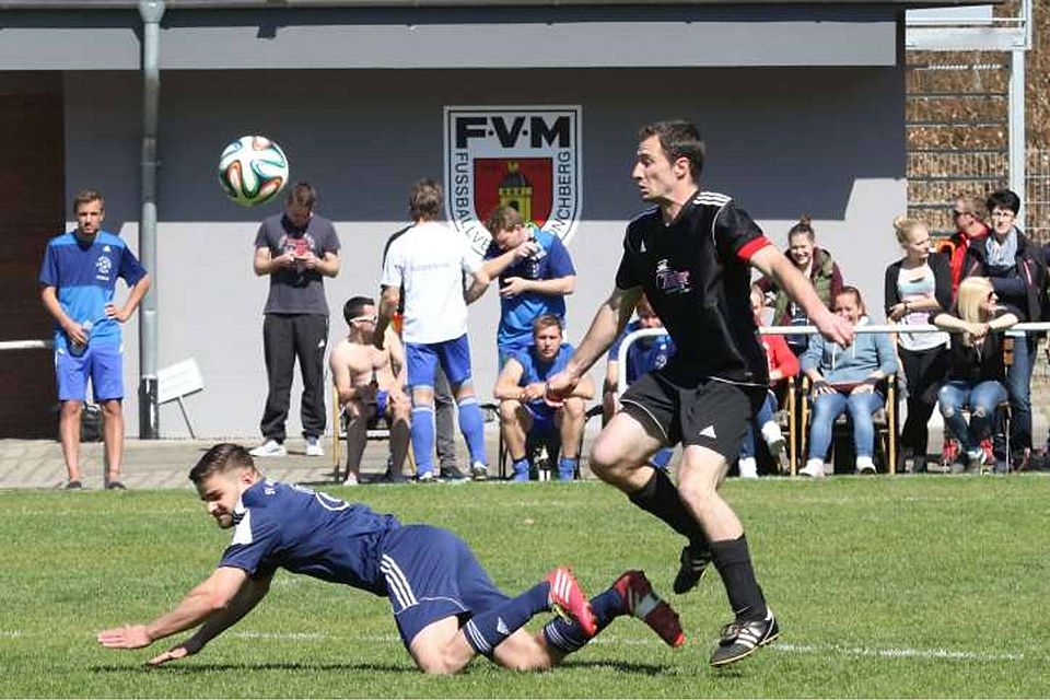 Von Tobias Enz (rechts) müssen die Mötzinger nichts befürchten - der Mönchberger Torjäger hat einen mehrwöchigen Urlaub angetreten Foto (Archiv): Bäuerle Von Tobias Enz (rechts) müssen die Mötzinger nichts befürchten - der Mönchberger Torjäger hat einen mehrwöchigen Urlaub angetreten Foto (Archiv): Bäuerle