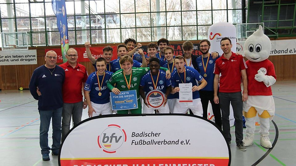 Die U19 der SGK Heidelberg feiert ihren Titel.