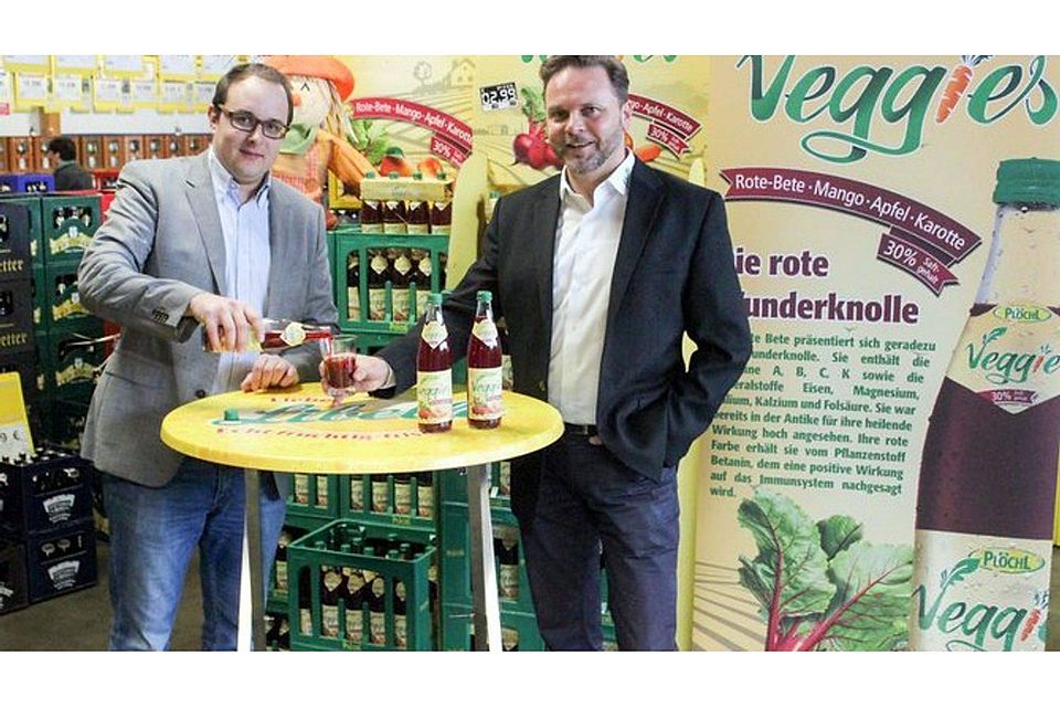 Juniorchef Ludwig Plöchl (links) und Verkaufsleiter Uwe Wilhelm sind vom neuen Gemüsesaft Veggies begeistert.