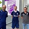 Neuzugang Anton Henning, umrahmt von Cheftrainer Matthias Bösl (links) und Stephan Zizlsperger aus der sportlichen Leitung.