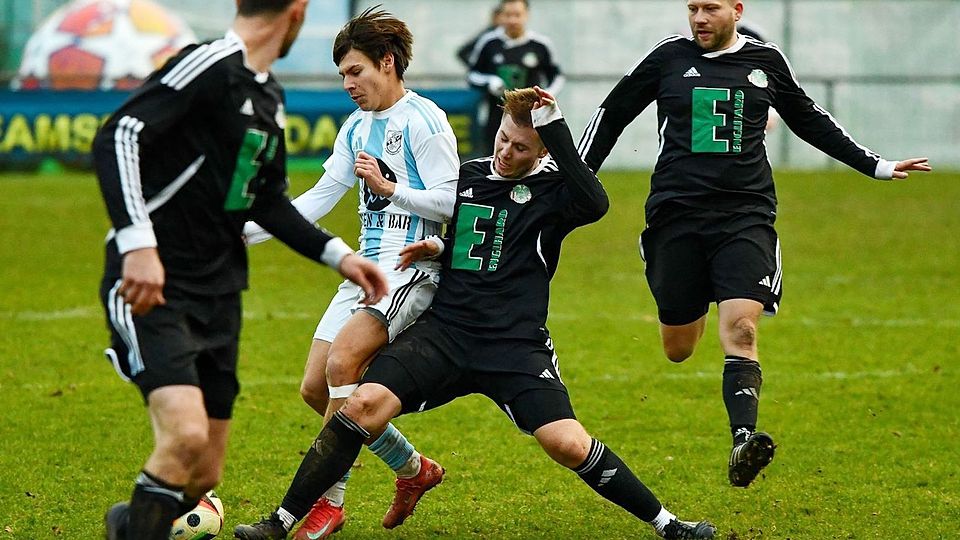 Mit dem 5:4 im Topspiel gegen den ASV Haselmühl hat Süd-Spitzenreiter DJK Ammerthal II (in Schwarz) seinen Vorsprung auf stolze acht Zähler gegenüber dem Kreisligaabsteiger ausbauen können.