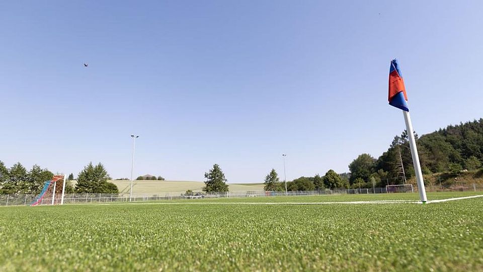 In frischem Glanz erstrahlt der Sportplatz der SSV Brensbach. Mit dem neu verlegten Kunstrasen sind die Kicker des A-Ligisten künftig für alle Wetterlagen gerüstet.	Foto: Joaquim Ferreira