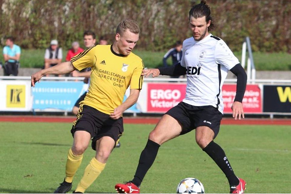 Den Auftakt in die zweite Hälfte der Saison machen der TSV Mindelheim (weiße Trikots, Sebastian Schwegle) und der TSV Kammlach (gelbe Trikots, Fabian Reth)