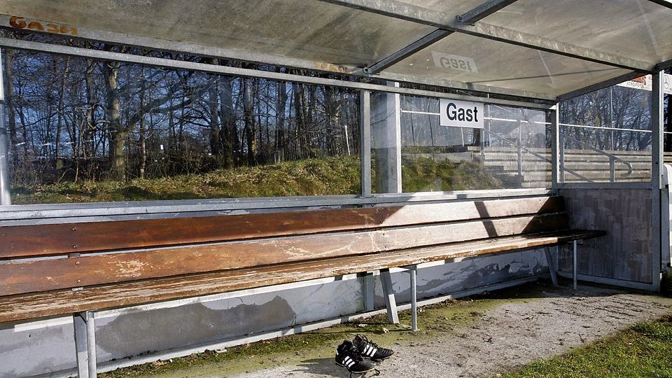 Verwaist stehen Fußballschuhe vor einer leeren Ersatzbank. Im August wurden wieder zahlreiche Partien verlegt oder abgesagt.