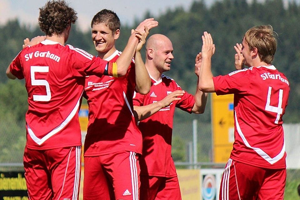 Der SV Garham bejubelt den deutlichen 5:1-Sieg gegen den TSV Aidenbach. F: Schuster