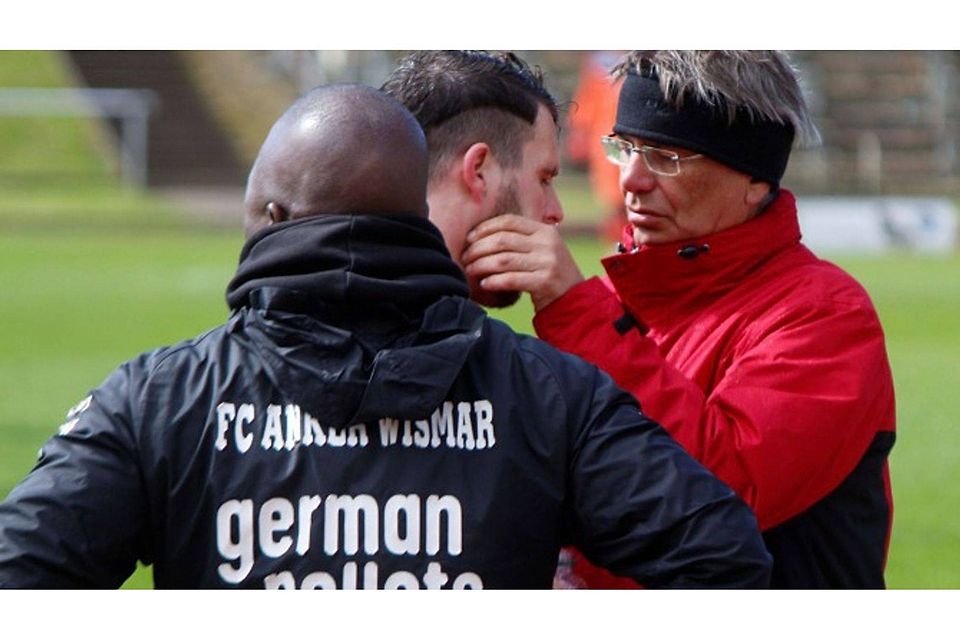 Ankerdoc Dr. Rainer Löwe behandelt Mannschaftskapitän Philipp Unversucht, der nach einem Zusammenprall mit seinem Gegenspieler kurzzeitig orientierungslos war. Knothe