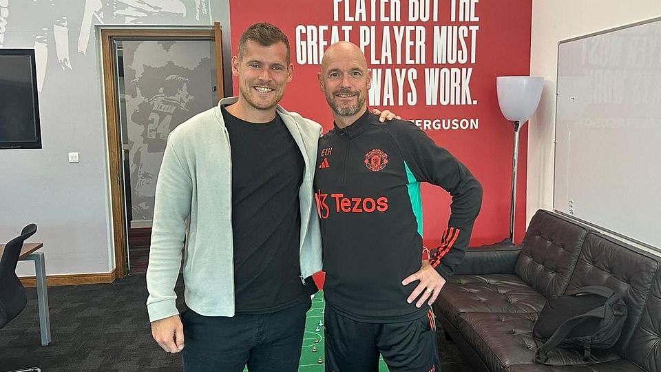 Matthias Strohmaier (l.) traf seinen früheren FC-Bayern-Mentor Erik ten Hag bei ManU.