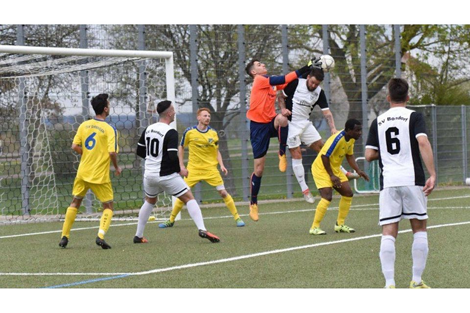 Der TSV Ehningen (gelb) hat sich mit 3:1 gegen den SV Bondorf durchgesetzt Foto: Vecsey