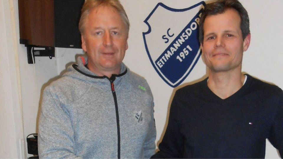 Klaus Köhler (links) von der Fußballabteilung des SC Ettmannsdorf stellte den künftigen Trainer Thorsten Baierlein vor.  Foto: sho
