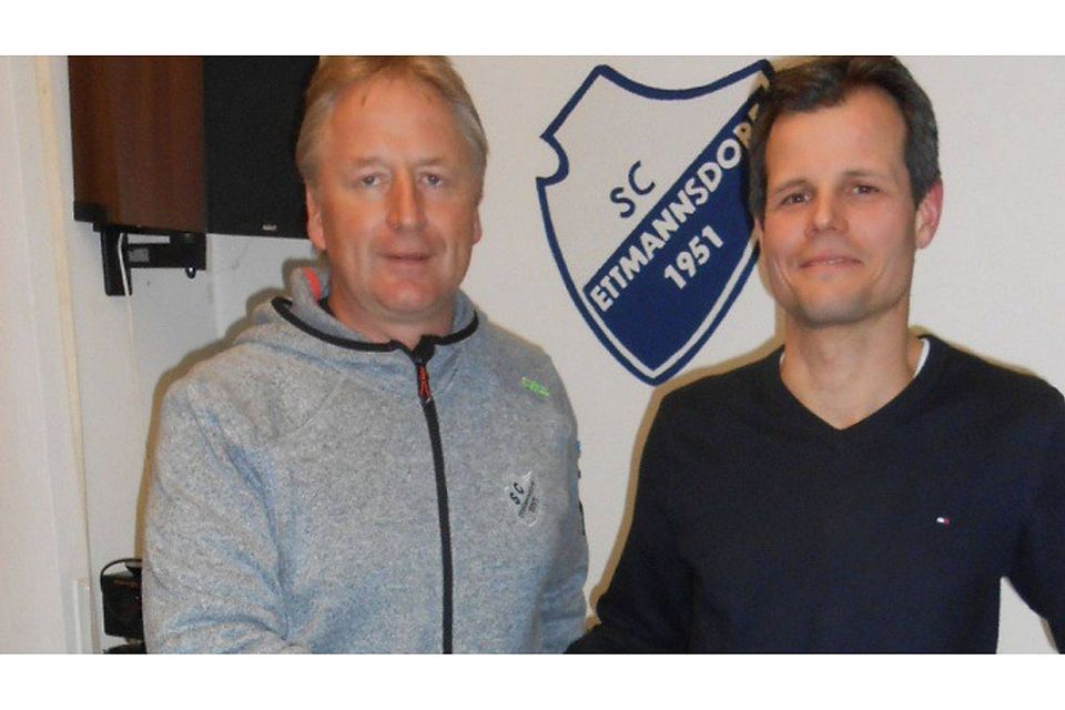 Klaus Köhler (links) von der Fußballabteilung des SC Ettmannsdorf stellte den künftigen Trainer Thorsten Baierlein vor.  Foto: sho