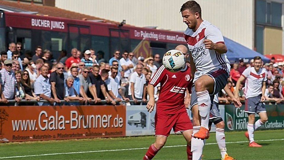Daniel Uttinger (am Ball) wird den TSV Nürnberg-Buch verlassen und versucht sein Glück in der Bayernliga bei der SpVgg Jahn Forchheim. F: Perzl