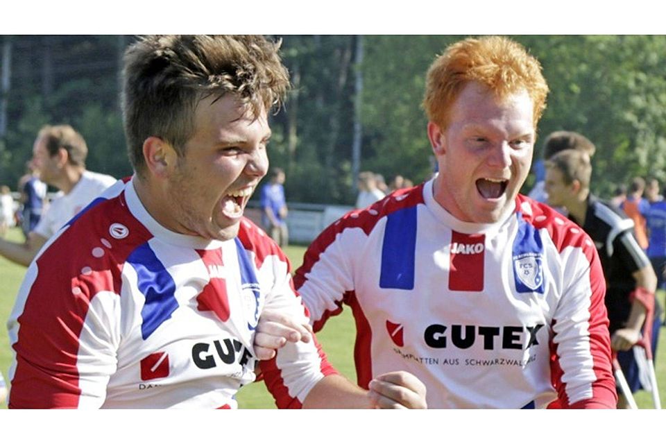 Jubel beim FC Schlüchttal: Josua Philipp (links) und Michael Selb feiern den Bezirksliga-Aufstieg. | Foto: Matthias Konzok