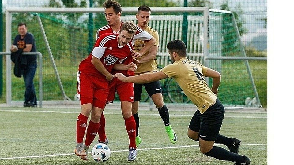Langenlonsheims (rot) Malte Quitsch (vorne) und Matthias Ginzel behindern sich hier im Sechzehner. Am Ende flutschte der Ball vier Mal ins Ippesheimer Netz.