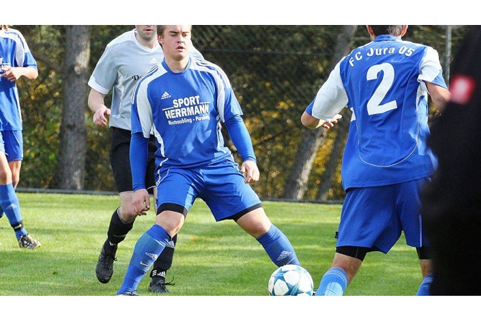 Max Fischer (blau) steuerte zwei Tore zum 10:0-Heimsieg seines FC Jura bei. F: Würthele