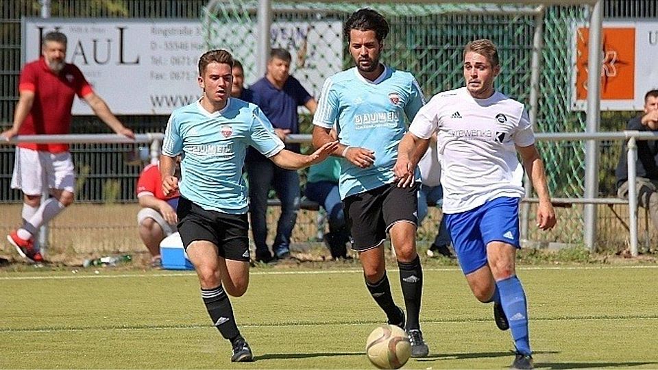 Einer gegen Zwei: Hackenheims Christopher Kienle (weißes Trikot) enteilt dem Karadeniz-Duo Ridvan Akdeniz und Battal Bayir.	Foto: Marcel Fennel