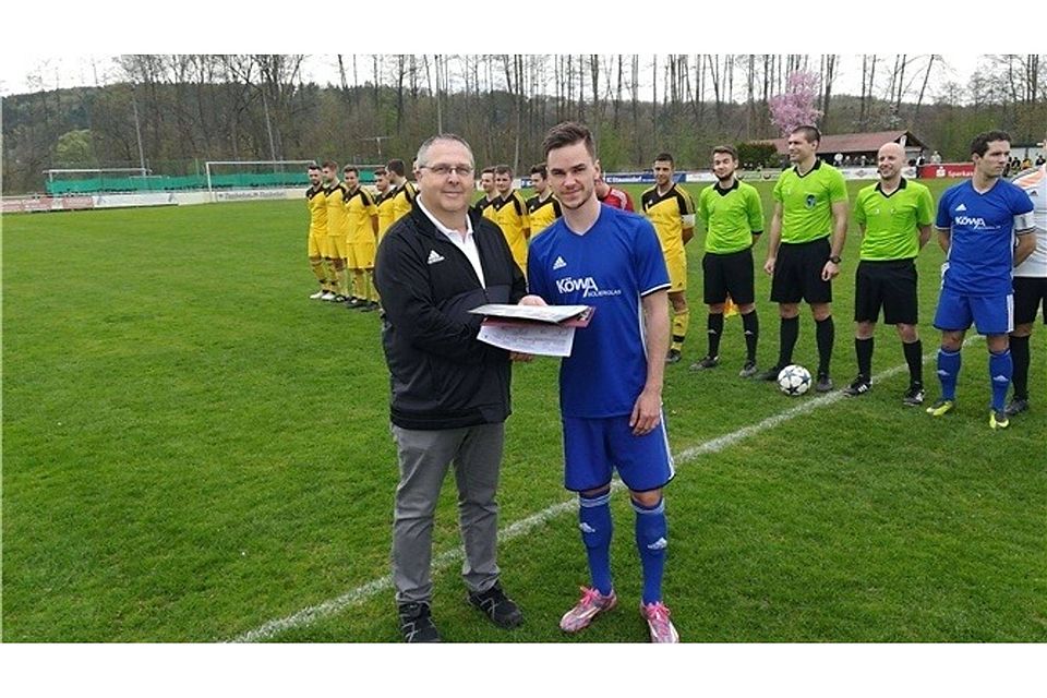 Dominik Siebert wurde die Fair-Play-Medaille von Landesliga-Spielleiter Werner Mages überreicht.  Foto: sho