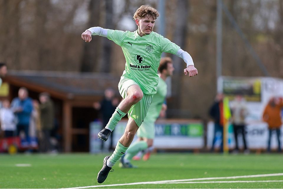 Großer Jubel: Lucas Möller sorgte mit dem 1:1 für die SpVgg Joshofen-Bergheim für einen Punktgewinn gegen den Spitzenreiter TSV Meitingen.
