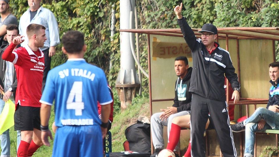 Ludwig Anspach zeigt es an: In seiner letzten Saison als Kostheims Trainer soll es für den Klub von der Maaraue nochmal eine Liga nach oben gehen. Archivfoto: Henz.
