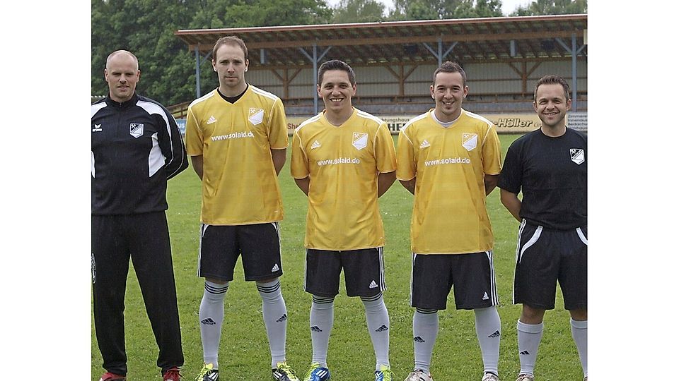 Glückauf-Trainer Thomas Braun (l.), Oliver Untsch, Christian Oltean, Stefan Ulmer und SC-Spartenleiter Andre Gradl (r.) (F.: Trenz).