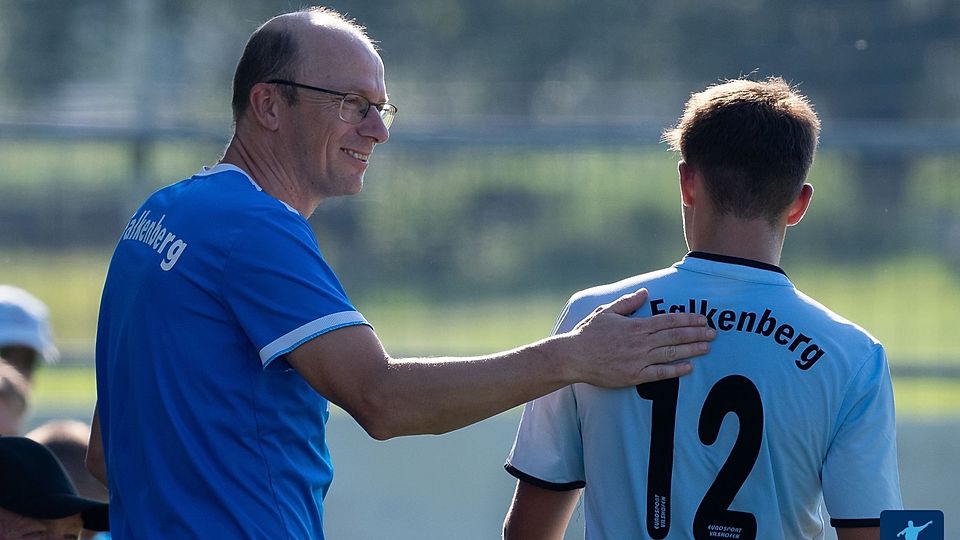 Hat gut lachen: Falkenbergs Coach Christian Kagerer (li.) sah zuletzt sechs Zu-Null-Siege seiner Mannschaft. Chapeau! 