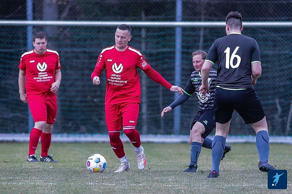 Der SV Haus im Wald um Stürmer Josip Celcic (am Ball) trifft im Topspiel auf den TSV Ringelai.