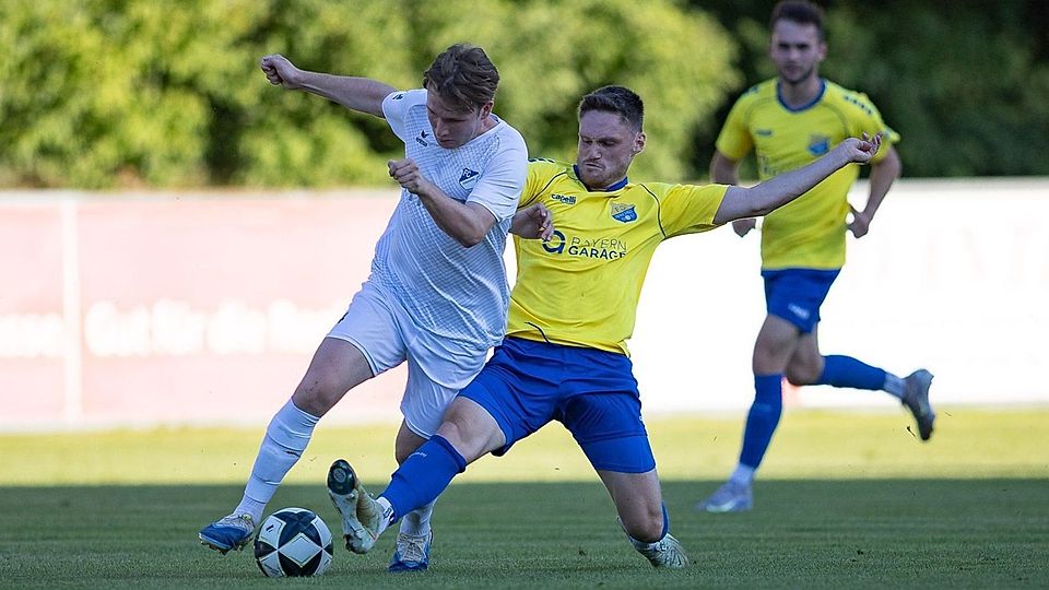 Der FC Ismaning (weiß) schlägt den SV Erlbach und baut sein Polster auf die Abstiegsränge aus.