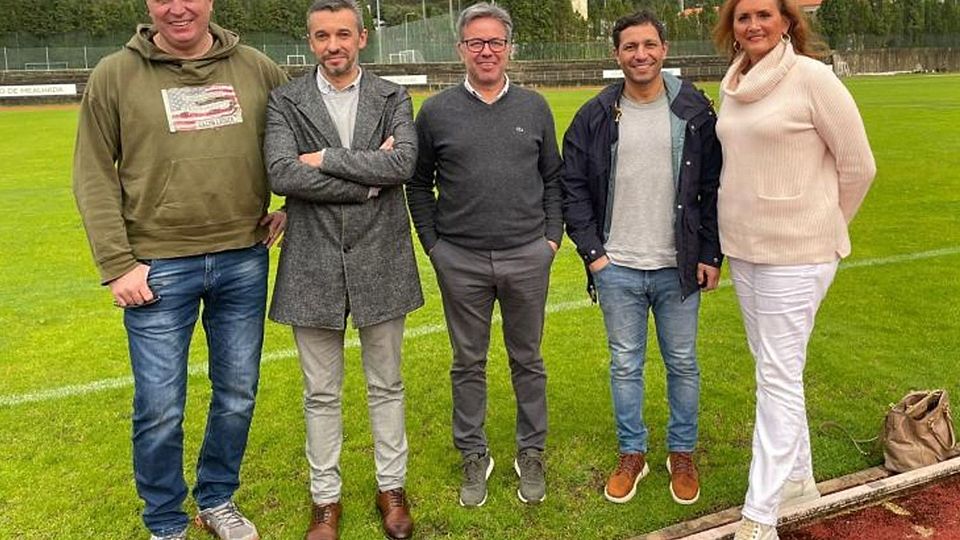 Unterwegs in Sachen Fußball-EM der Winzer: (von links) Robert Lönarz (Präsident Dt. Weinelf), Joao Carlos (Sportdezernent), Pedro Andrade (Präsident portugiesische Weinelf), Nelson Rodrigues und Erica Fischbach (UENFW-Generalsekretärin). 	Foto: Rodrigues