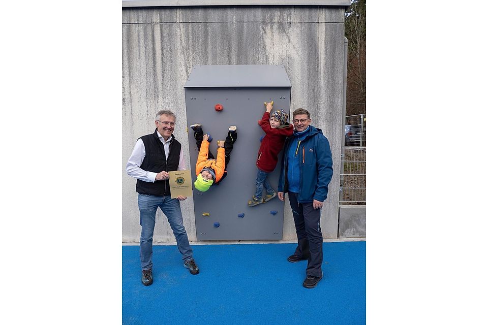 Intergrationsspielplatz Ebersberg  am Waldsportpark . 1000 Euro Spende vom Lionsclub vetreten durch Gerd Otter .für  eine Kletterwand die gleich getest wurde von Zeno (links ) und Olli  . BGM Uli Proske freut sich .