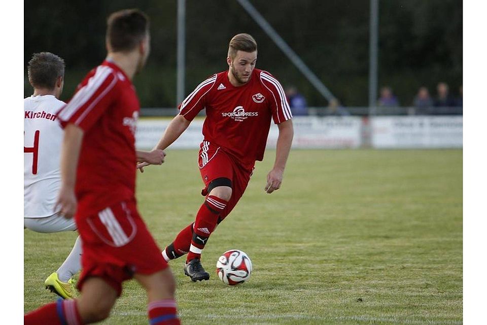 Morgen um 15 Uhr treffen die TSG Rottenacker (rot) und der VfL Munderkingen im Bezirksligaderby aufeinander. Archivfoto: Herbert Geiger