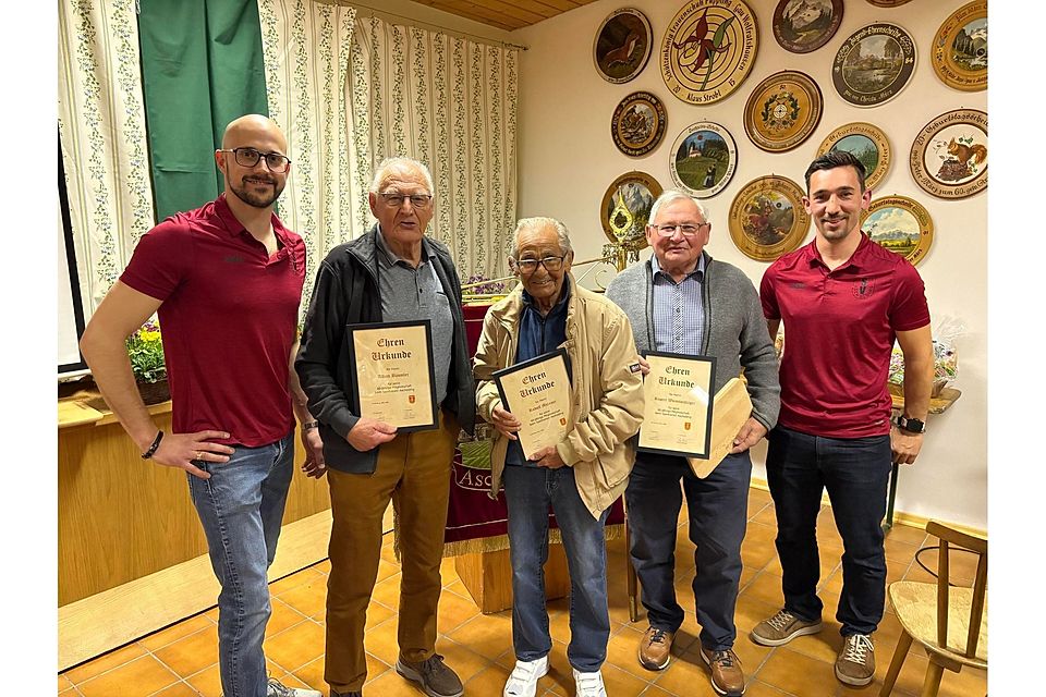In der Jahresversammlung des SV Ascholding zeichneten die Vorsitzenden Andreas Büttner (li.) und Christian Lasch (re.) verdiente Mitglieder (ab 2.v.li.): Alfred Bäumler sen., Rudi Meixner und Rupert Woisetschläger (Ehrenvorstand). Einen neuen Klubchef sucht der Verein allerdings noch.